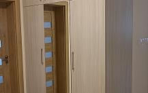 SZAFY  WNĘKOWE  Z  DRZWIAMI   OTWIERANYMI