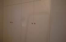 SZAFY  WNĘKOWE  Z  DRZWIAMI   OTWIERANYMI