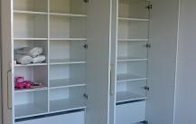 SZAFY  WNĘKOWE  Z  DRZWIAMI   OTWIERANYMI