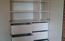 SZAFY  WNĘKOWE  Z  DRZWIAMI   OTWIERANYMI