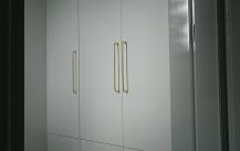 SZAFY  WNĘKOWE  Z  DRZWIAMI   OTWIERANYMI