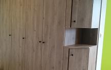 SZAFY  WNĘKOWE  Z  DRZWIAMI   OTWIERANYMI