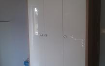 SZAFY  WNĘKOWE  Z  DRZWIAMI   OTWIERANYMI