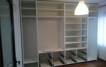 SZAFY  WNĘKOWE  Z  DRZWIAMI   OTWIERANYMI